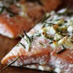 Fırında biberiyeli sarımsaklı somon fileto tarifi