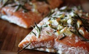 Fırında biberiyeli sarımsaklı somon fileto tarifi