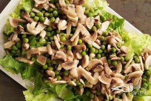 Mantarlı, bezelyeli diyet marul salatası tarifi