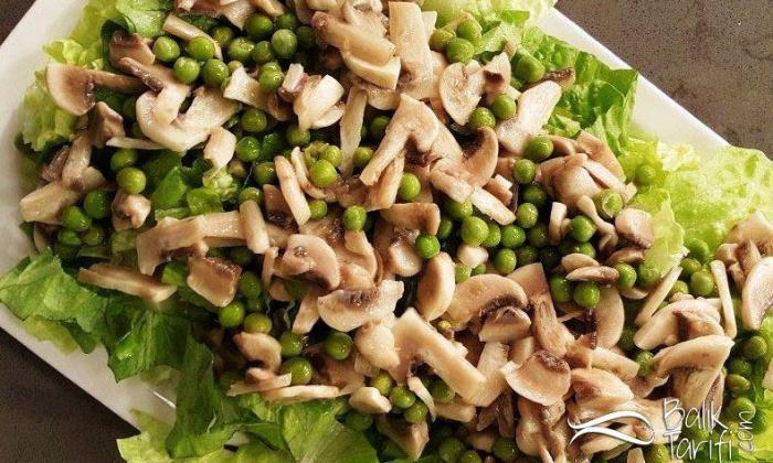 Mantarlı Bezelyeli Marul Salatası Tarifi