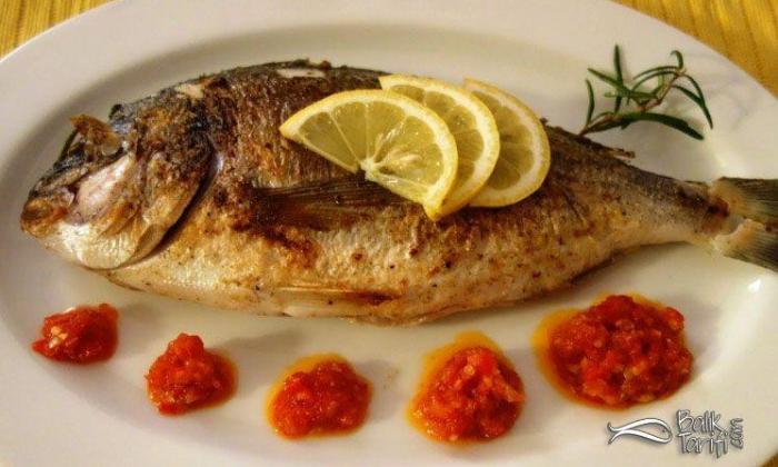 Tavada Çipura Tarifi – Domates Soslu