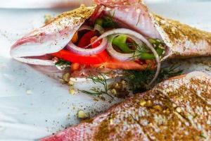 Fırında mercan balığı tarifi - sarımsaklı, baharatlı, sebzeli