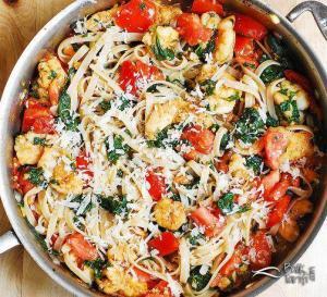 Karidesli Makarna Tarifi: Domates, ıspanak ve sarımsaklı