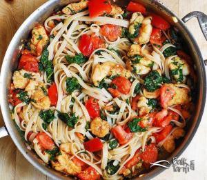 Karidesli Makarna Tarifi: Domates, ıspanak ve sarımsaklı