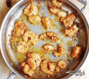 Karidesli Makarna Tarifi: Domates, ıspanak ve sarımsaklı