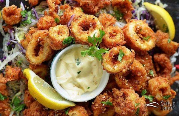 kalamar-tava-sarimsakli-aioli-sos-tarifi Kalamar tava ve sarımsaklı aioli sos tarifi