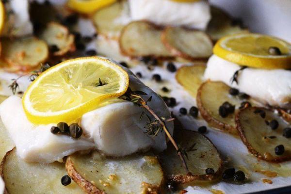 firinda-dil-baligi-tarifi-patatesli-1 Fırında dil balığı tarifi patatesli