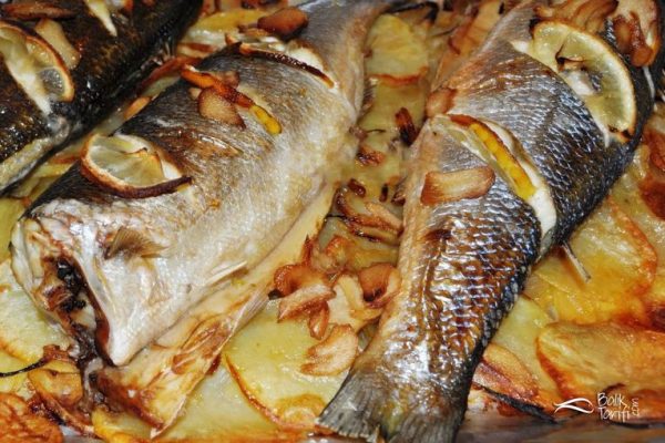 firinda-patatesli-levrek-tarifi-2 Fırında levrek tarifi: patates, soğan ve sarımsak soslu