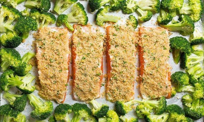 Fırında Parmesanlı Çıtır Somon ve Brokoli