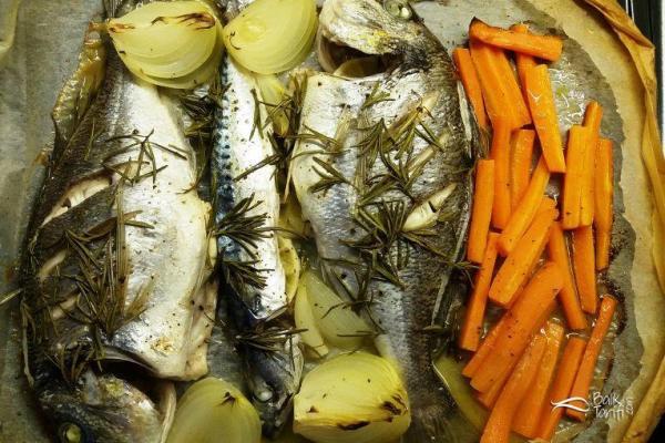 firinda-yagli-kagitta-biberiyeli-cipura-tarifi-1 fırında yağlı kağıtta biberiyeli çipura tarifi